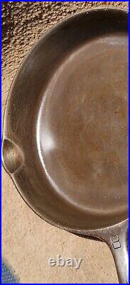 VINTAGE GRISWOLD CAST IRON #8 SKILLET #704D LARGE 10 FRYING PAN Sits flat USA